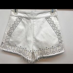 Embroidered high rise white jean short